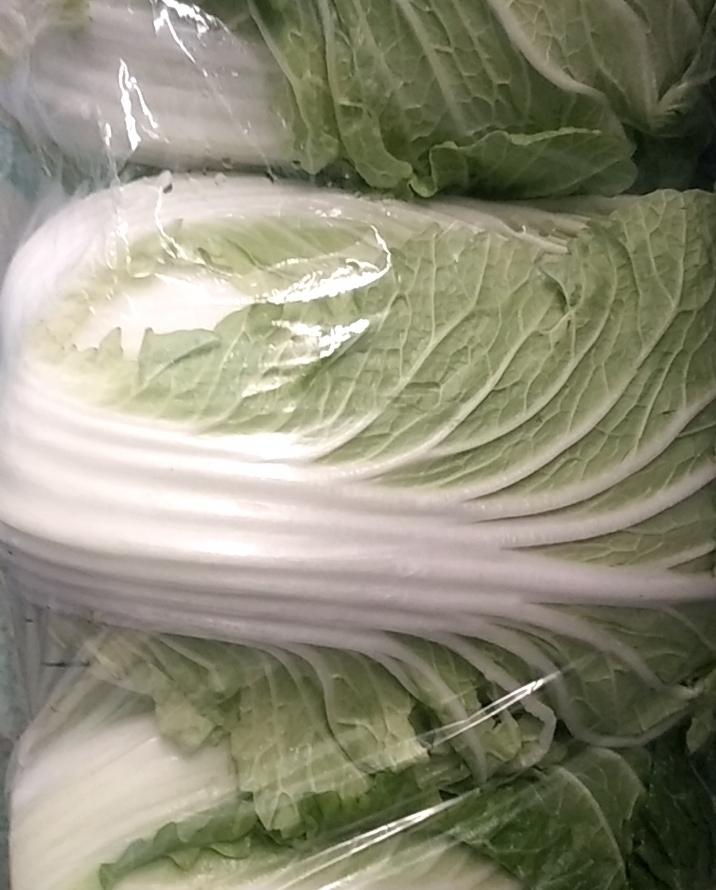 我今天去农村集市上，买了一包大白菜，白菜看得不错又便宜，快过年了买上留着吃，回到