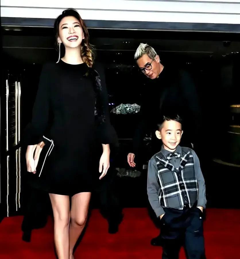 陈小春身份证上的名字正式改成陈泰铨。港媒晒出新证截图，照片还是那张，出生日期