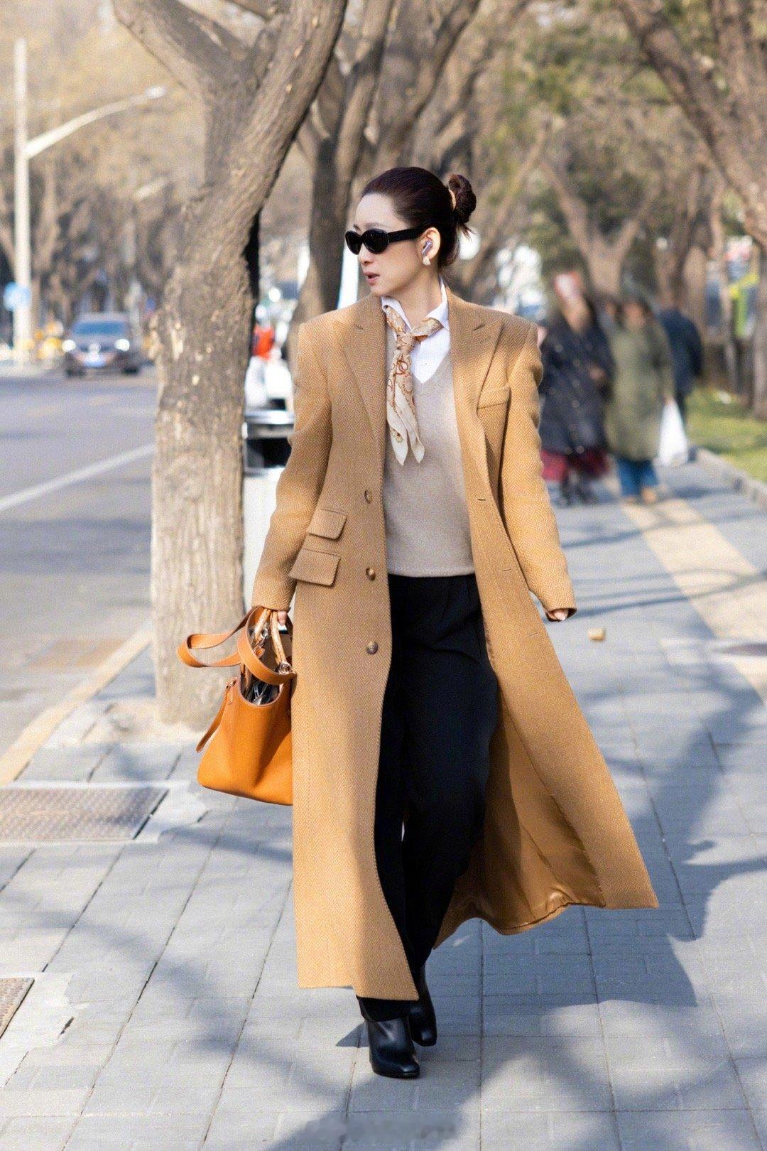 秦海璐衣品秦海璐现身央视，每一次的大衣造型都让人眼前一亮。她偏爱纯色、廓形、利