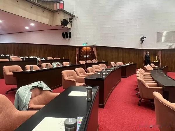 蓝白应战弹劾赖清德审查会　吴思瑶晒现场照酸：连自己人都不捧场立院今（21日）