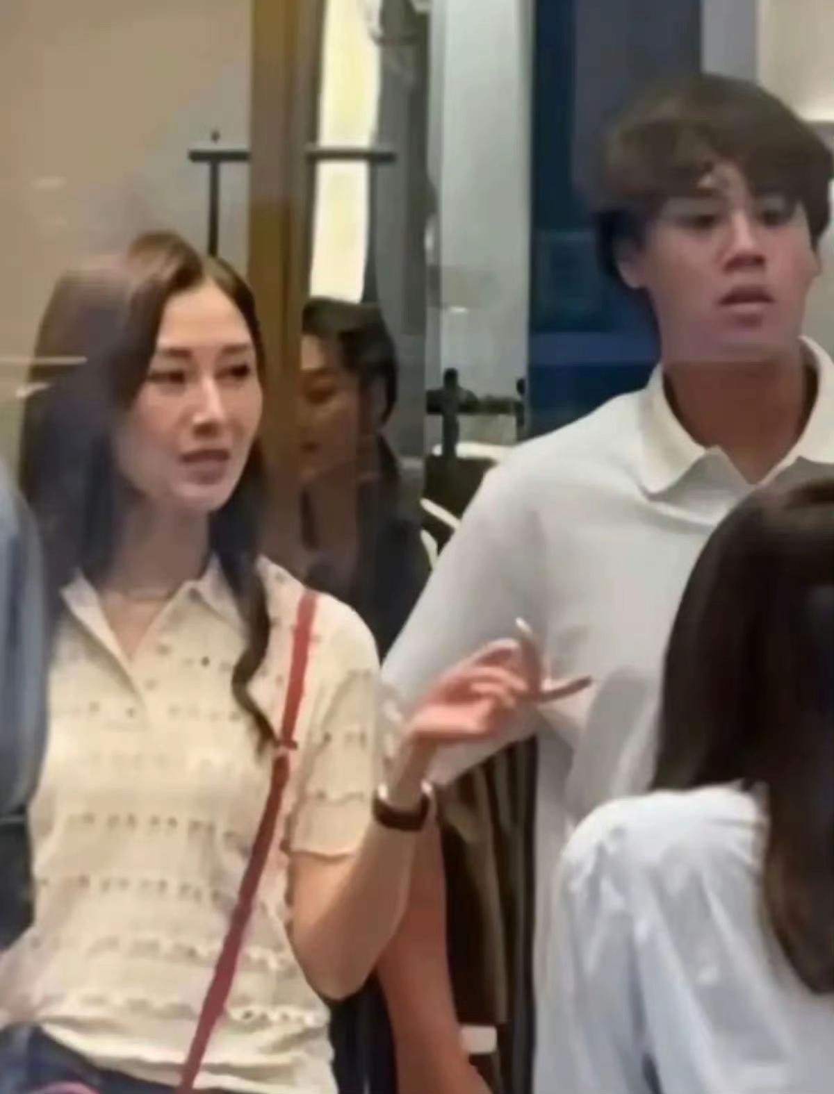 李嘉欣和儿子在香港逛街被偶遇，她儿子许建彤现在长得是很高很壮，不过长相一直被网友