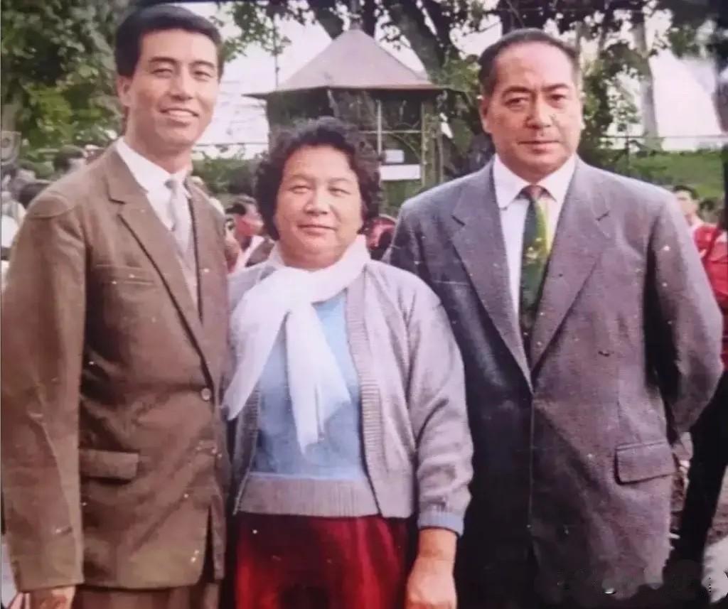 1964年，时任中国驻越南大使朱其文（右一）与夫人张士霞（中），在河内亲切接待了