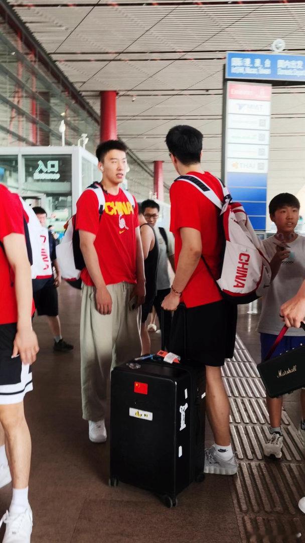 中国男篮抵达沈阳备战世预赛21人全员到齐，郭士强带队冲击世预赛。赵继伟高诗岩家乡