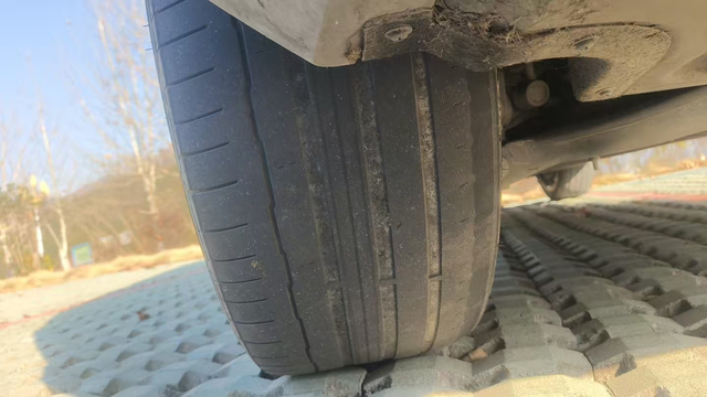 磨胎问题依旧是质量问题还是售后问题因啃胎问题在4儿子店把后轮两条轮胎全部换了（