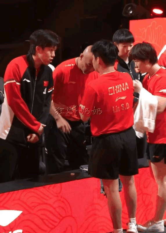 大丫头/小石头组合打比赛时的莎头！头哥给小石头讲战术，小石头一个劲儿点头，很听