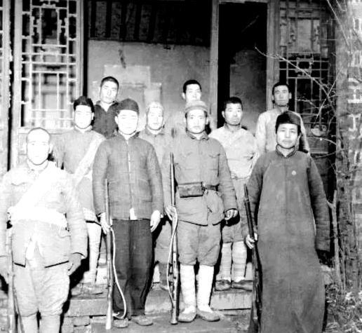 1947年，一位乡绅暗中解救了一名地下党员，不料事情败露。当敌人气势汹汹前来问罪