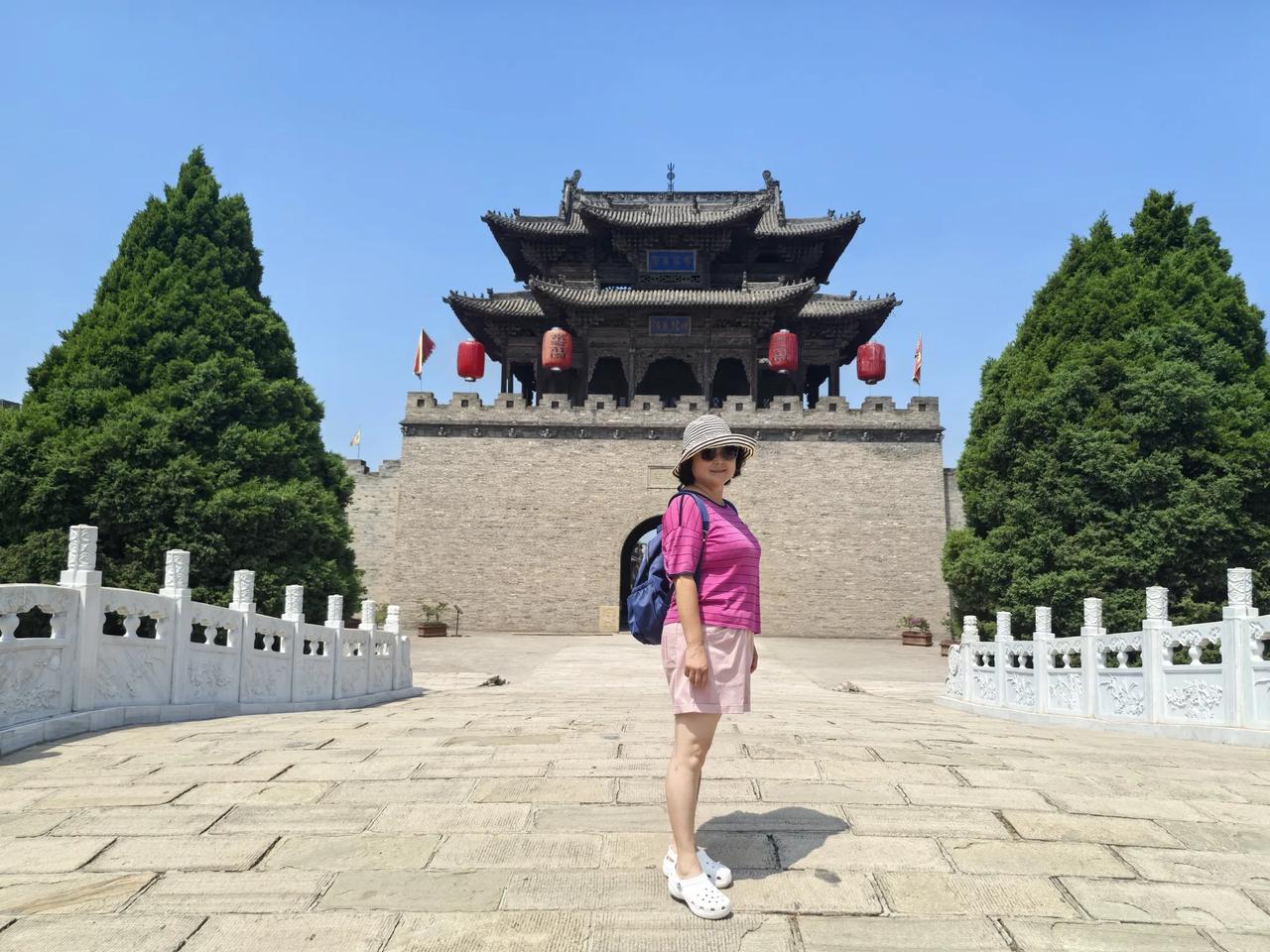 几个朋友聚会，我穿了一条连衣裙，大家都说这条裙子好看，随口问我是不是几十元买的？