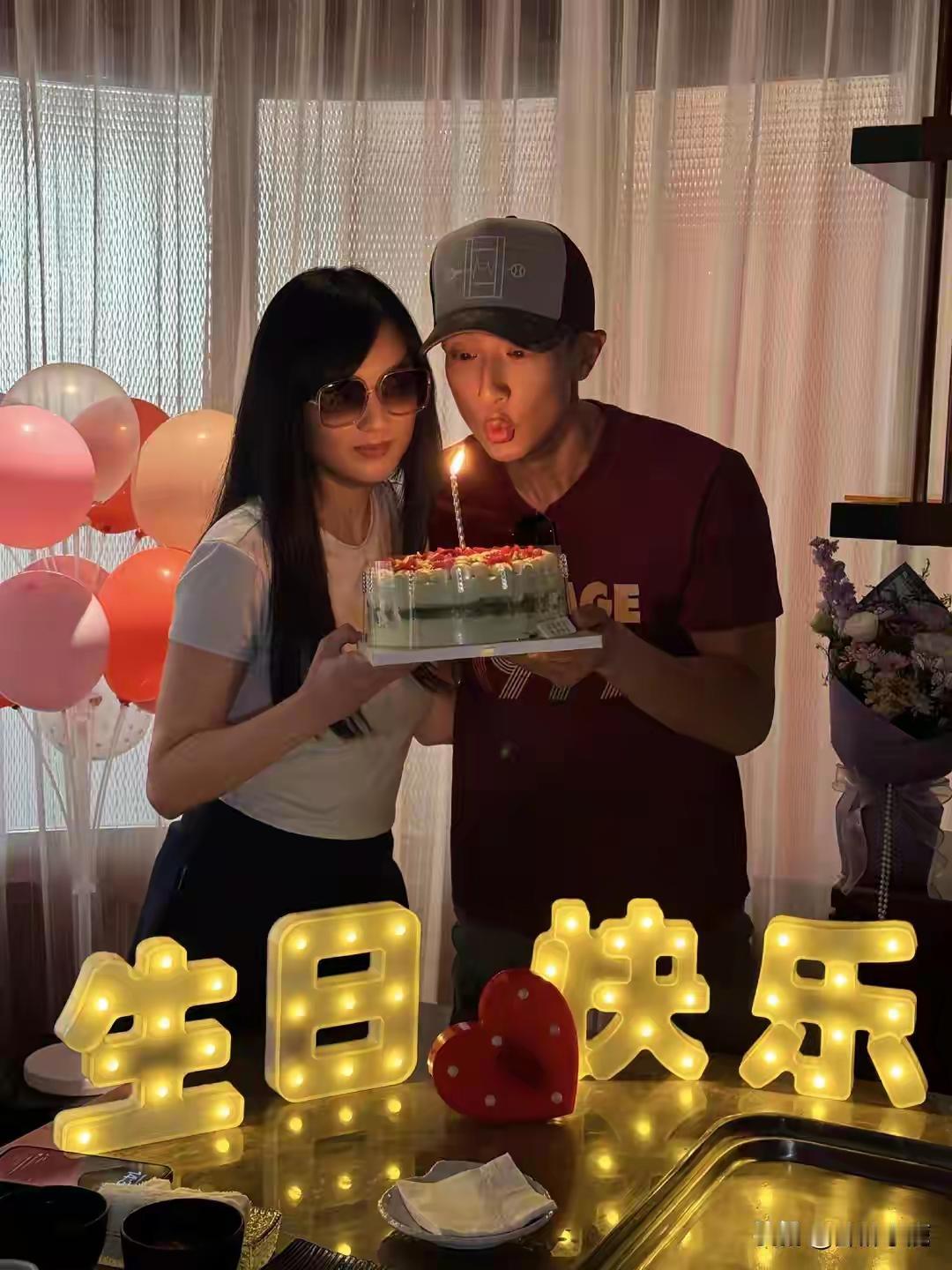 吴尊妻子长着一张旺夫脸，如今45岁的她保养得一如既往的年轻貌美。吴尊眼光好，娶个