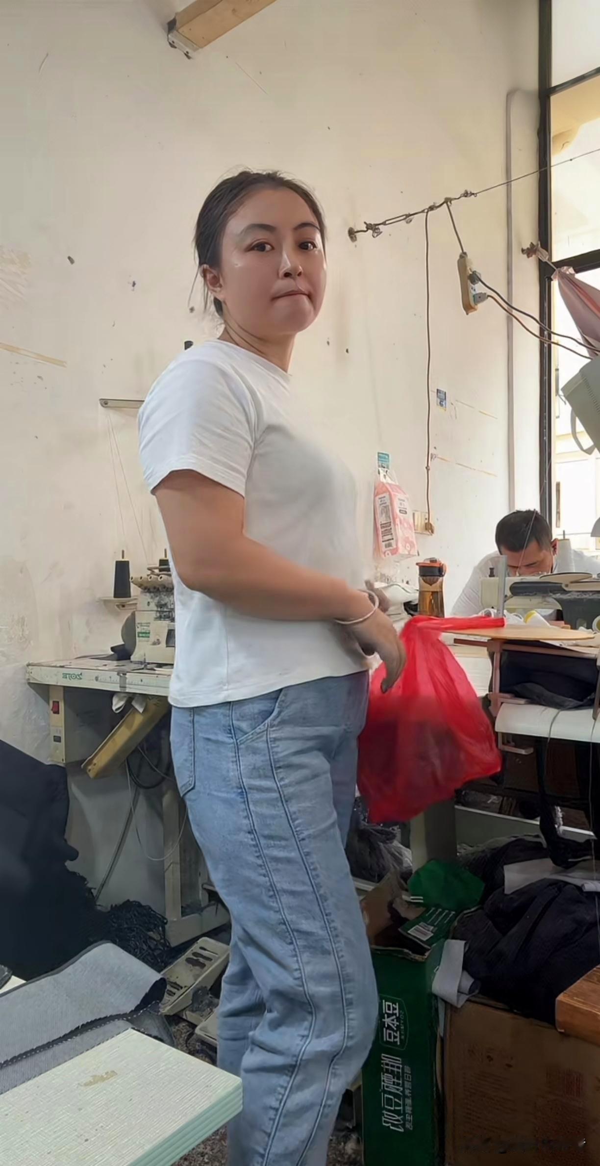 大姐说，自己在缝纫小作坊上班，一个月又累又苦才3000多点，日子真不好过。大姐