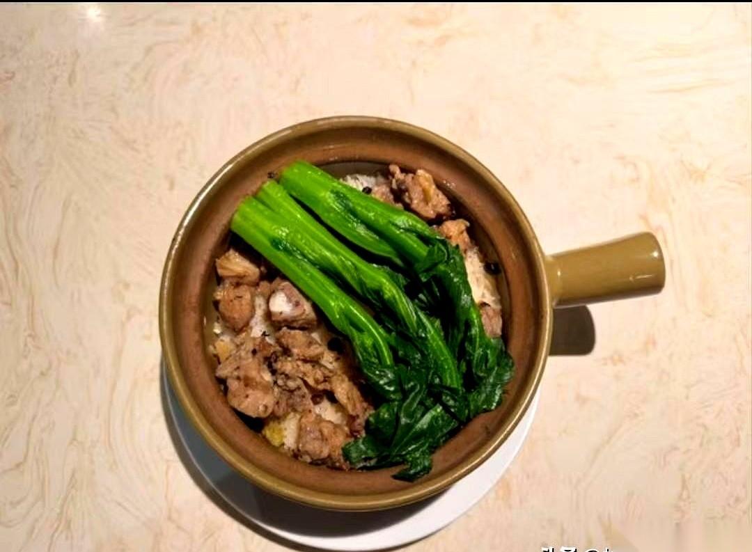 刚才摸着圆滚滚的胃，我突然悟了。把我们这群打工人死死按在广东的，根本不是什么搞
