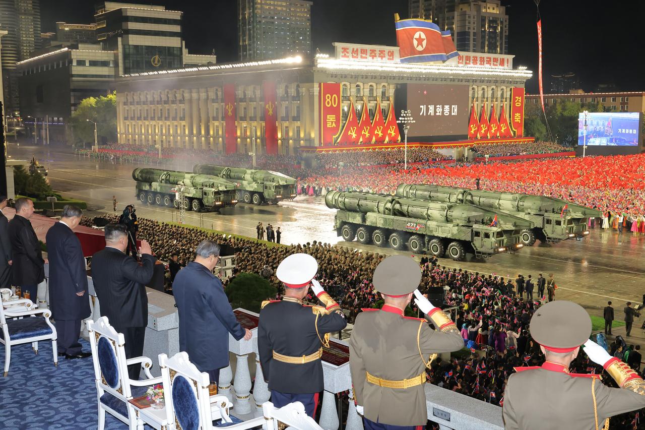 10月10日，为纪念朝鲜劳动党成立80周年，朝鲜人民军在平壤金日成广场举行了规模