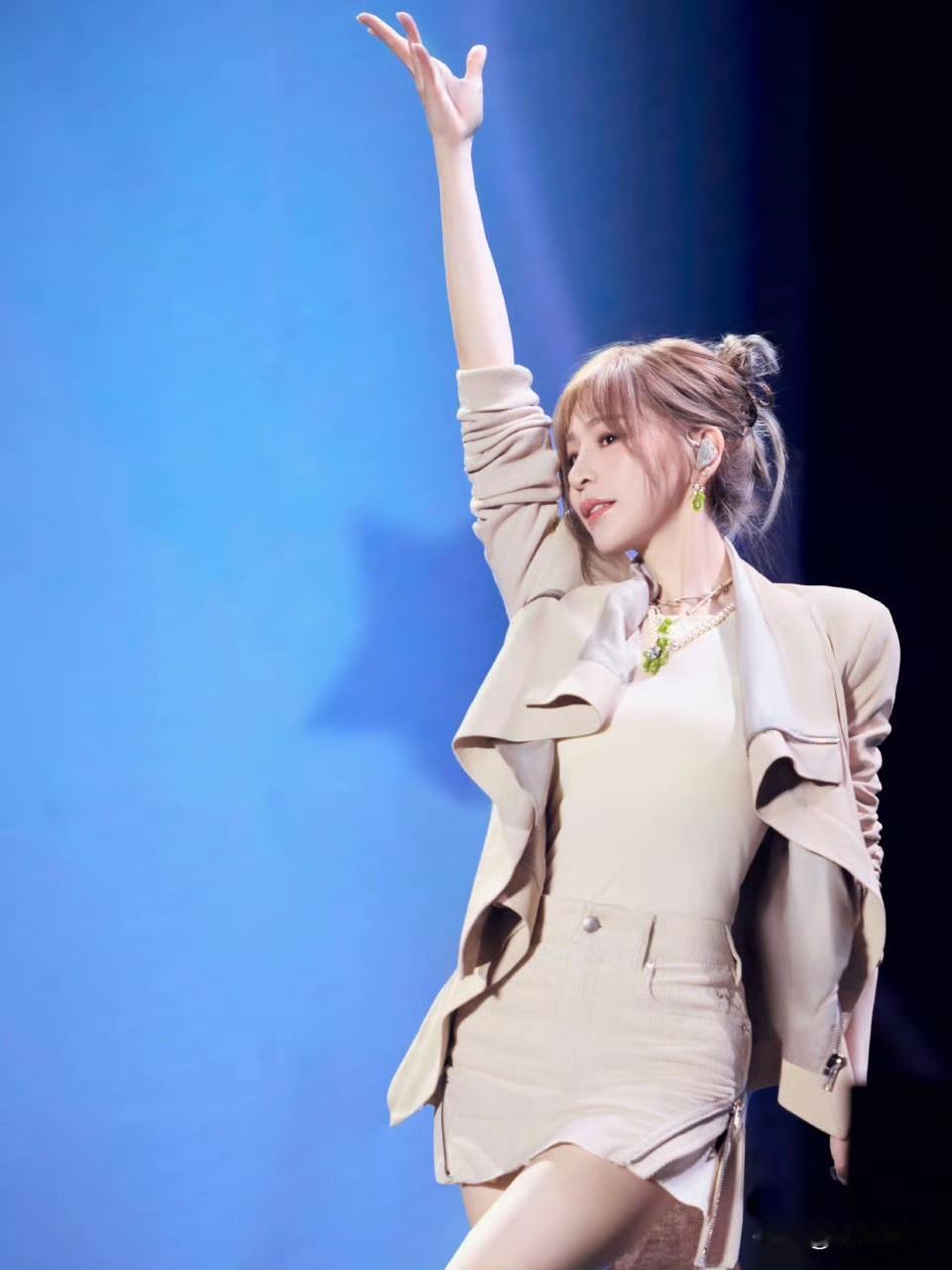 年过40的王心凌和18岁的少女有啥区别呢？这才是真正的冻龄女神啊！