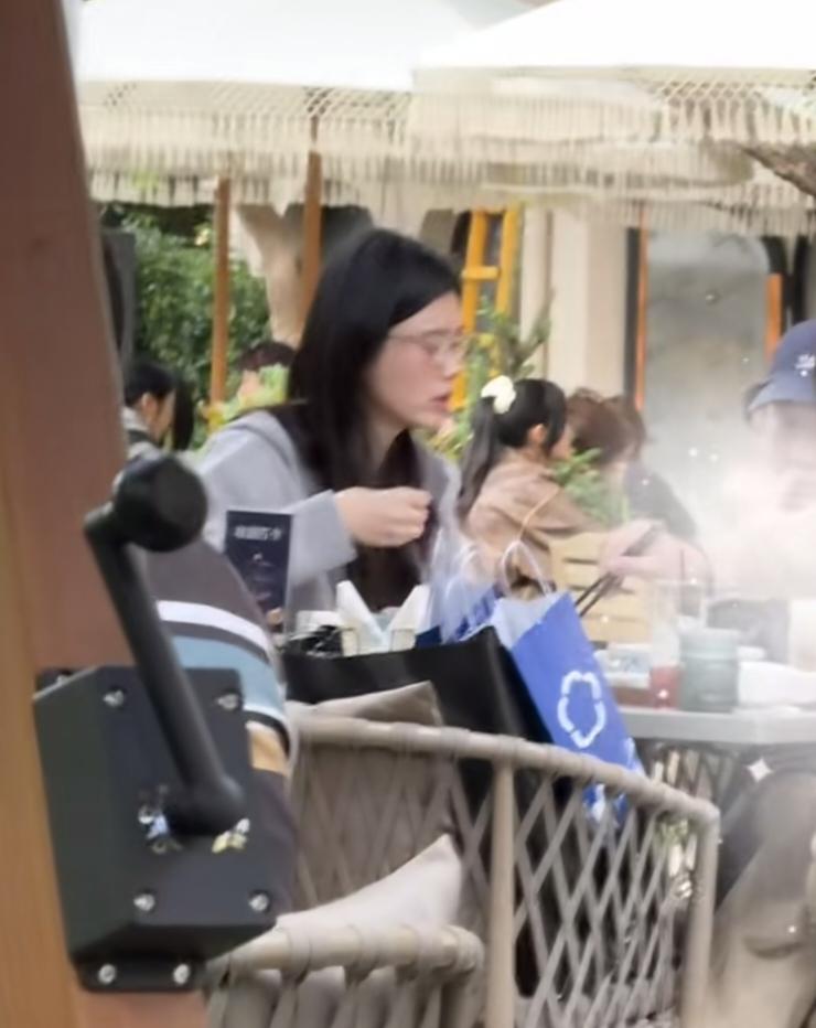 37岁奚梦瑶和朋友现身上海一家餐厅吃饭，她穿着一身日常休闲服，长发披肩，身材又高