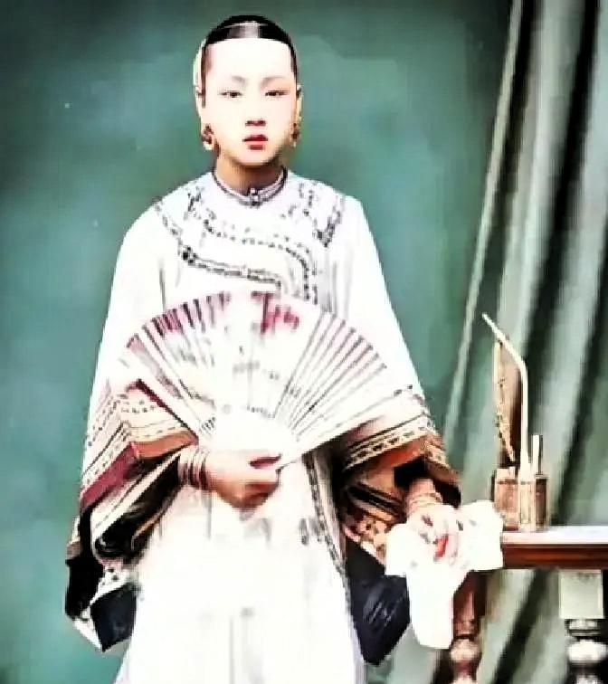 1863年，41岁的李鸿章大婚，娶了24岁的赵小莲。洞房花烛夜，赵小莲给他立了三