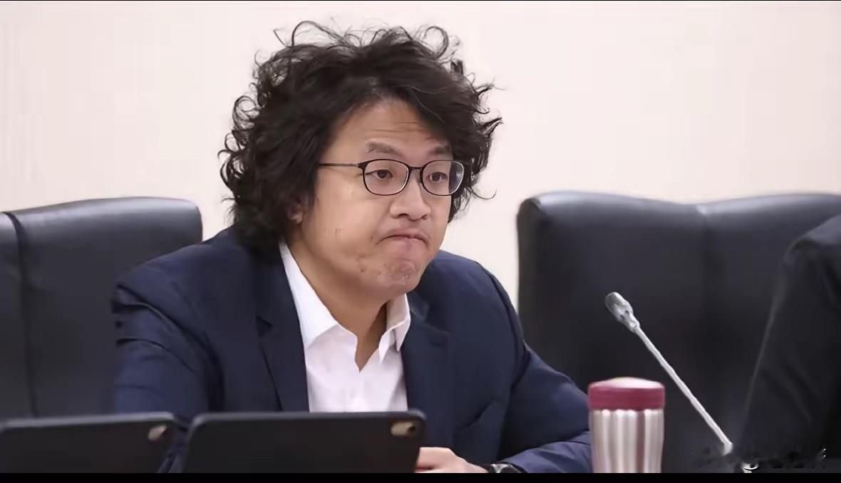 一开始还装“硬汉”,现在惶惶不可终日,沈伯洋不停地追问陆委会官员“该咋办?”沈伯