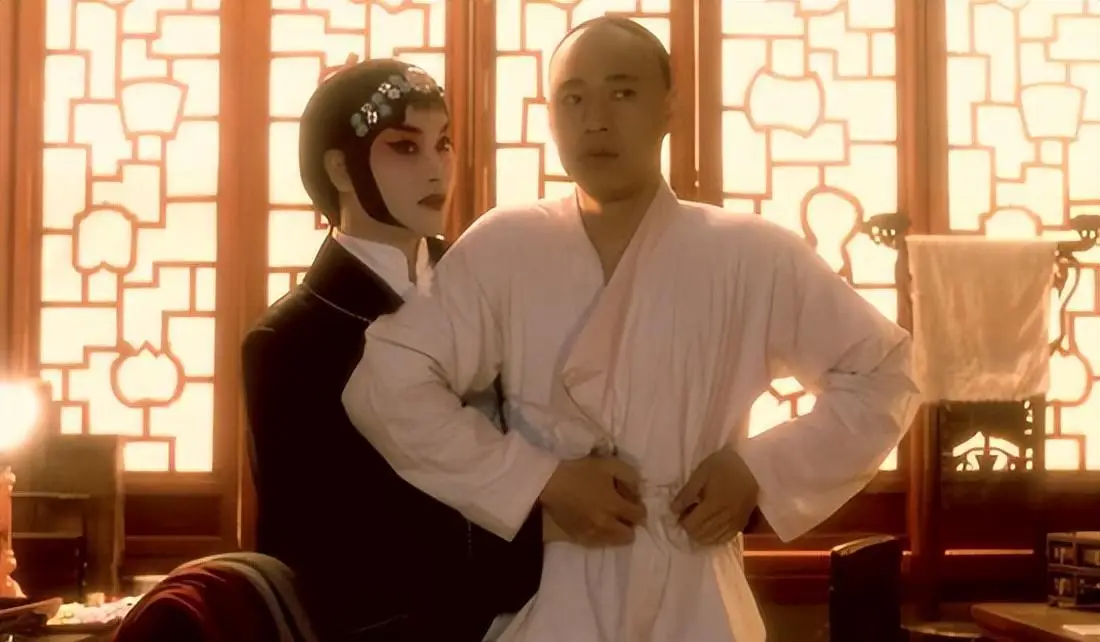 2010年，张丰毅透露：“在拍摄《霸王别姬》时，大家都躲着张国荣，觉得很丢人因为