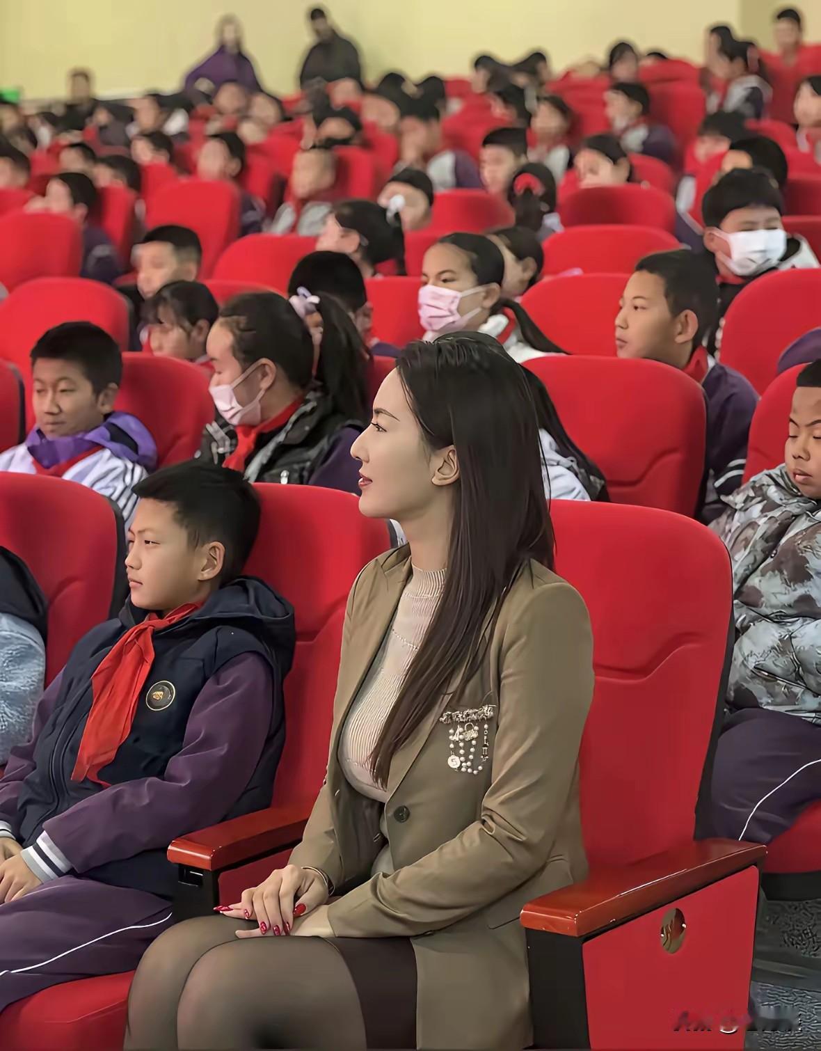 学校里这么漂亮的女老师最后都怎么样了？最后都嫁给谁了呢？如果当初有这么漂亮的女老