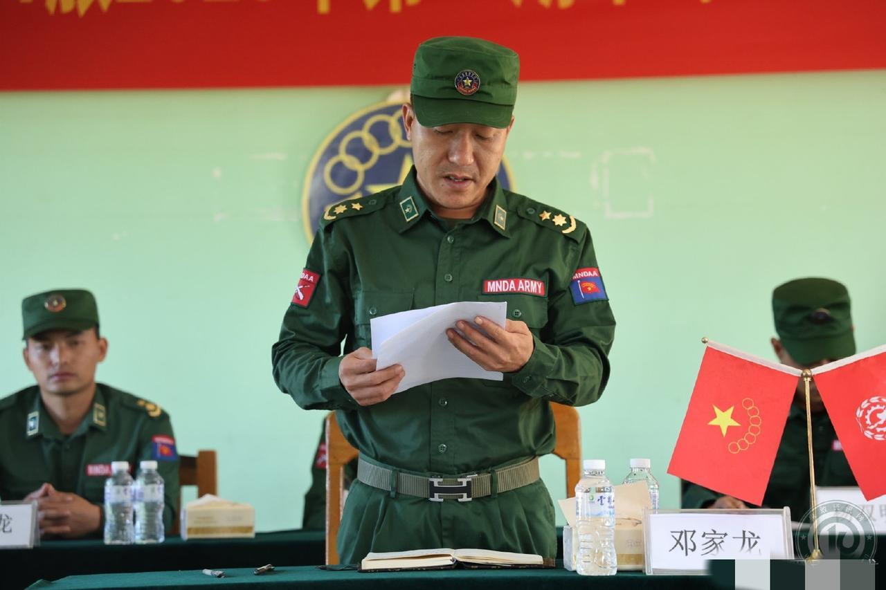 缅甸民主同盟军学习结业典礼，大家看看这些场景，是否有些似曾相识的感觉。如果这些人