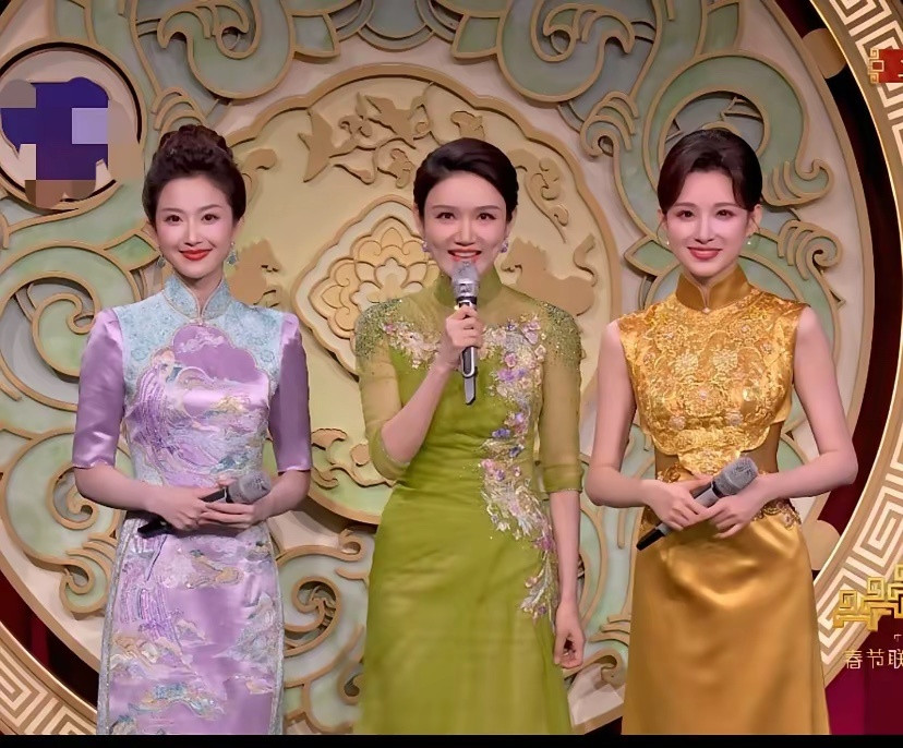 该说不说，这仨女主持站一起，就左边那个看着最顺眼。中间的龙洋，眼神问题就不说了右