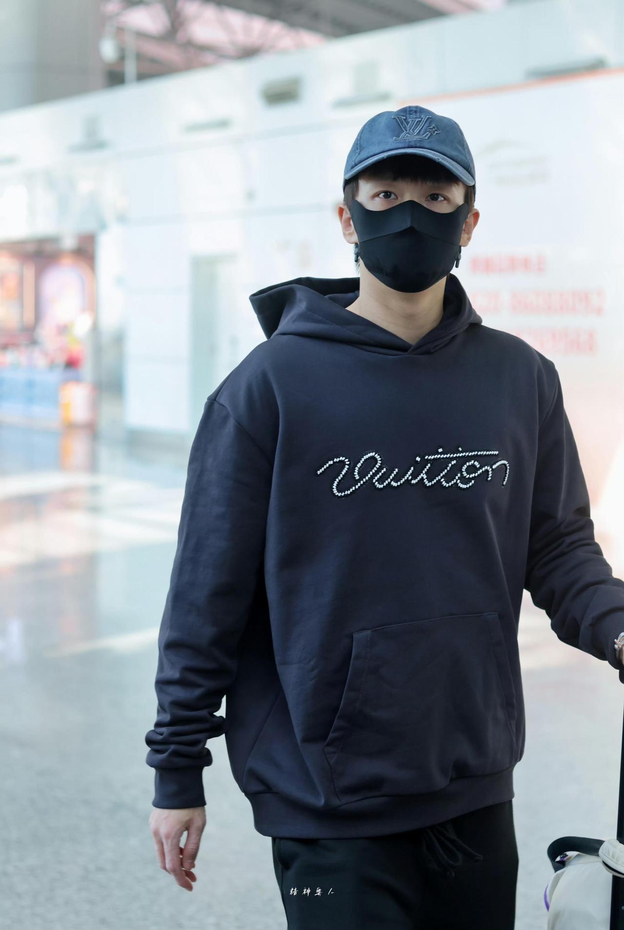 林高远起落平安，出发欧冠比赛，这颜值真抗打，还有像小胖，眼睛坚定，清澈！林高远