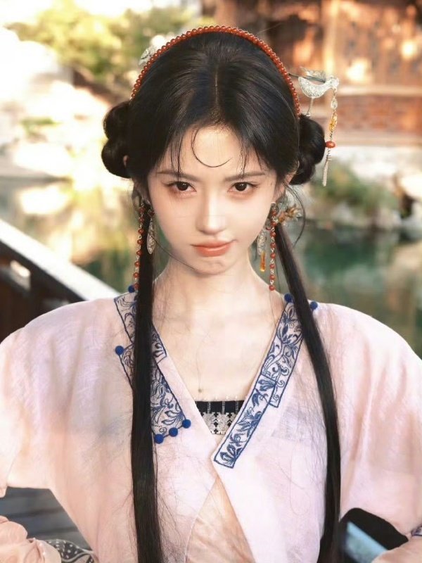 鞠婧祎录来战团综路透来战团综小鞠又扎起了阿黛同款双马尾，团综路透里整个人状态好