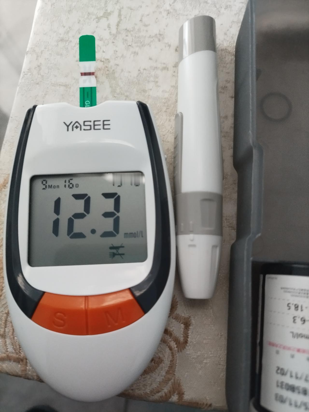 早晨吃饭之前测血糖7.2。早晨三个馅儿饼，我和老伴儿俩人儿吃，老伴儿做的苞米