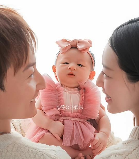 镜头怼脸。方力申推了三个代言。就为这张手机抓拍——女儿蜷在他怀里，睫毛和他复