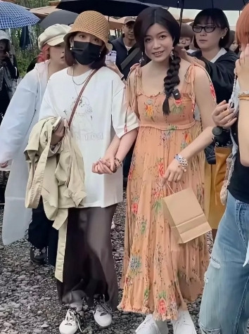 原来真实的陈妍希长这样这和她平时发的自拍照完全不同看她在社交平台发的照片