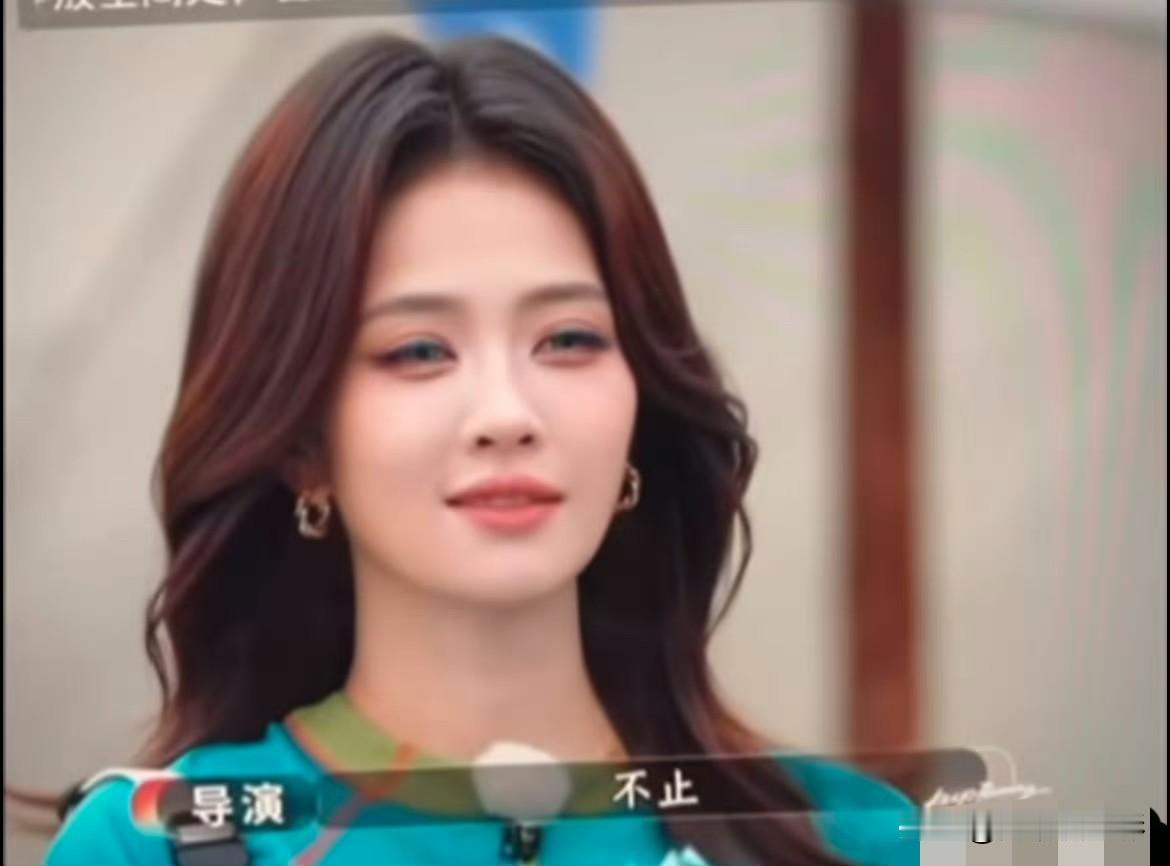 这期跑男同框对比格外现实，白鹿费心堆砌浓妆和蓝色美瞳，刻意用力想要抢占颜值优势。
