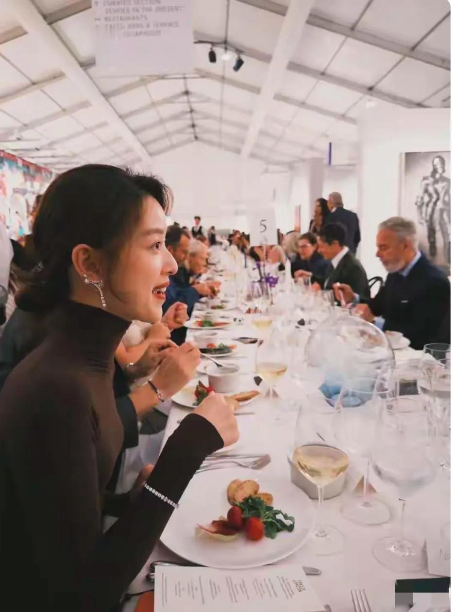 章泽天盛装出席Friezeart晚宴并与Frieze老板AriEmanuel