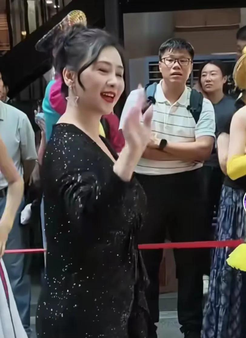 57岁的翁虹告诉你什么叫年龄只是个数字。57岁的翁虹在广东千古情景区卖力的表演