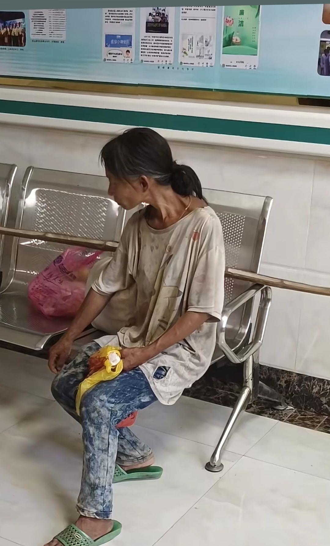 今天去医院无意间看见这一位是谁的妈妈谁的老婆看见这一幕有点心酸人活着