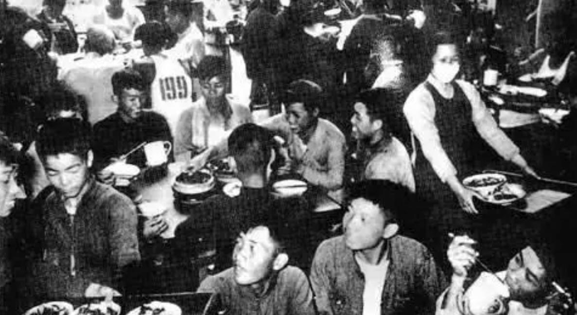 56年卫士工资未达预期哭哭啼啼，毛主席得知后：你看多少钱合适？“1956年9月