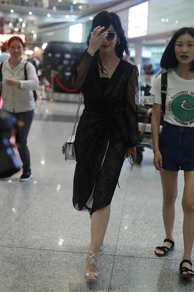 赵雅芝跟富婆聚会，晒照不修图，网友们感叹，确实是70岁的老奶奶状态了。