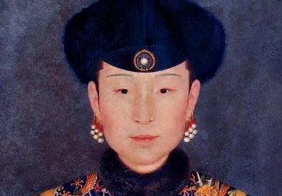 1701年，47岁的康熙欲招14岁的高氏侍寝，贴身太监小心翼翼的说：“皇上，您已