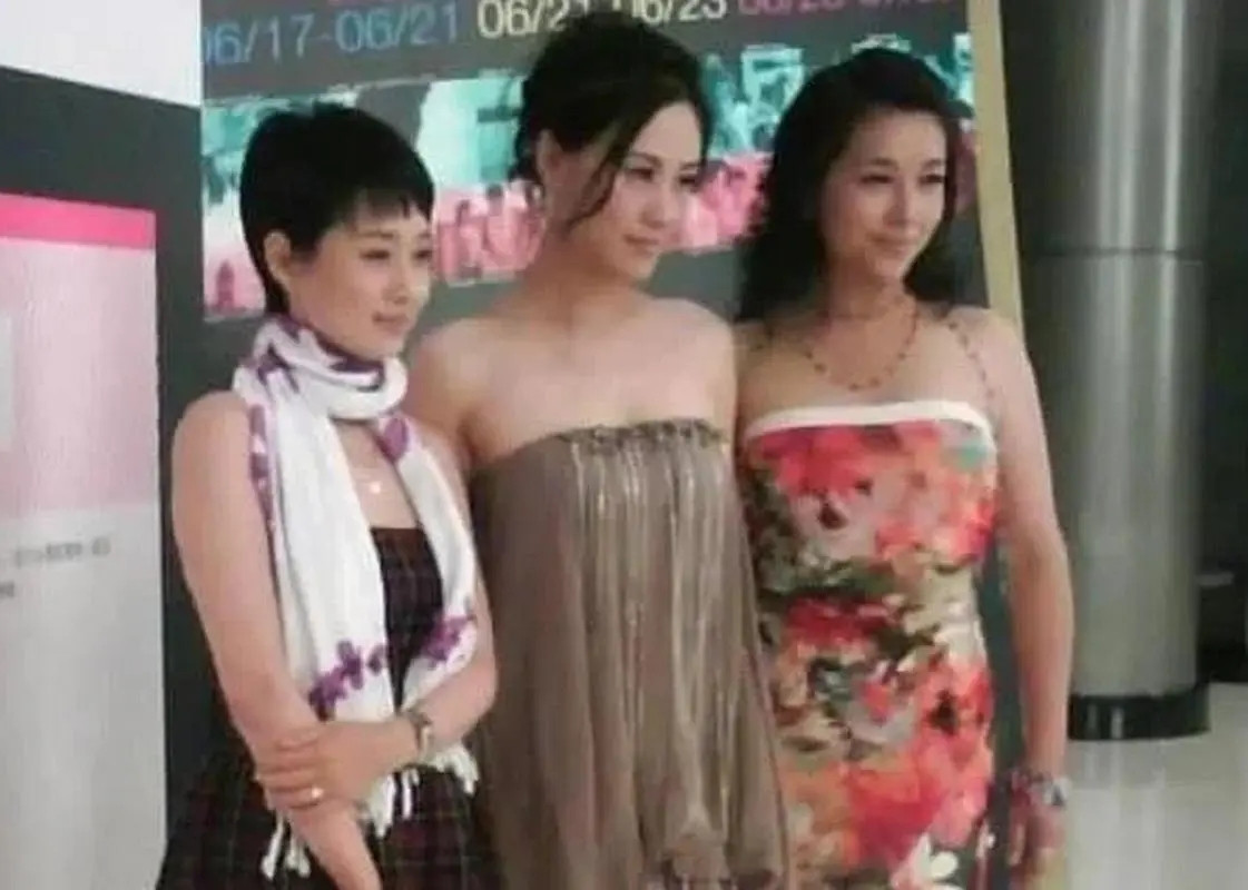 一次，邬君梅给江珊和马伊琍打电话：“姐妹们，速速出来一聚。”二人挂断电话，立刻出
