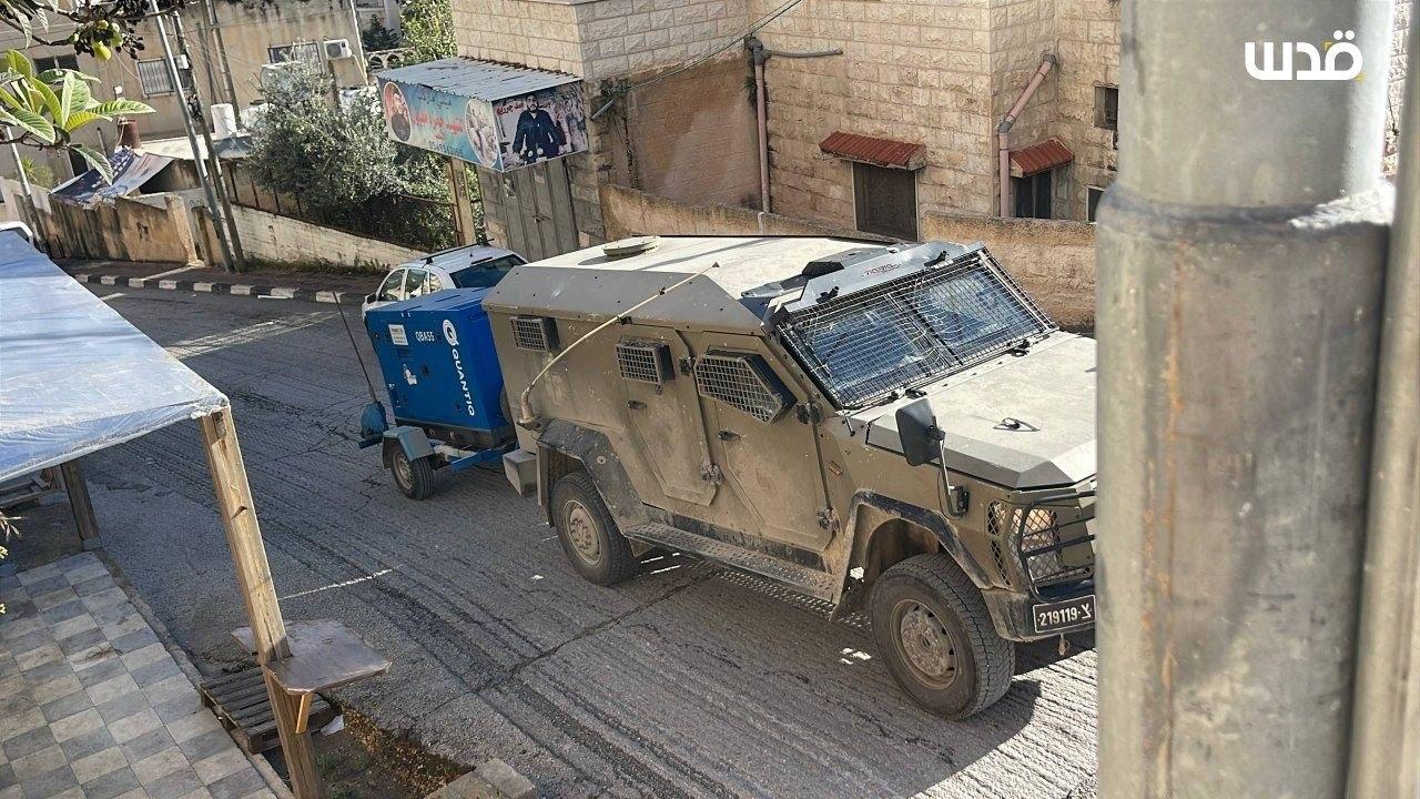 以色列军队在纳布卢斯哈拉瓦街撤离的过程。此前，以色列军队进行了长达数小时的突袭，