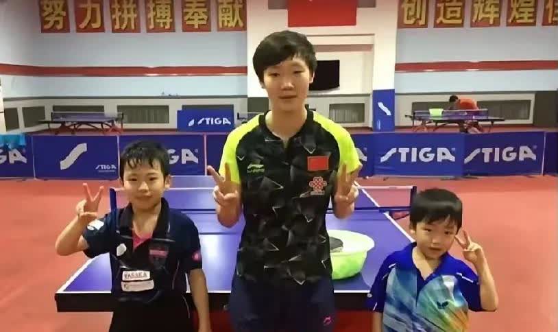 18岁的王曼昱与mini版日本少爷松岛辉空的难得同框！真没想到，18岁刚进山