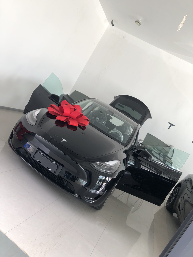 别花冤枉钱买配件哦特斯拉最值得买的配件盘点1，前挡风，主副驾驶太阳膜（三扇后