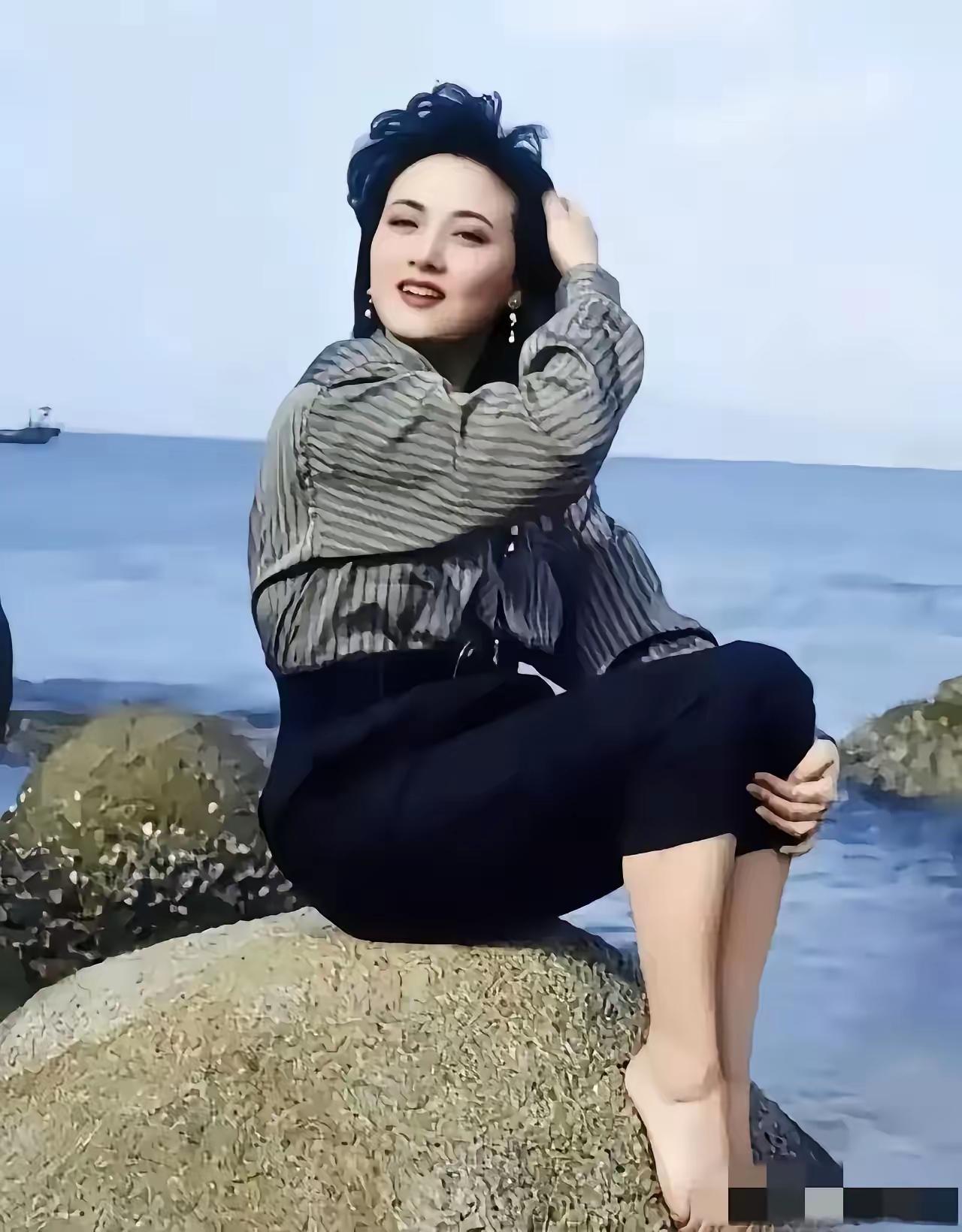 她的美完美无瑕，就算是江珊、许晴来了都是甘拜下风的存在她一个人坐在哪里拍照，就