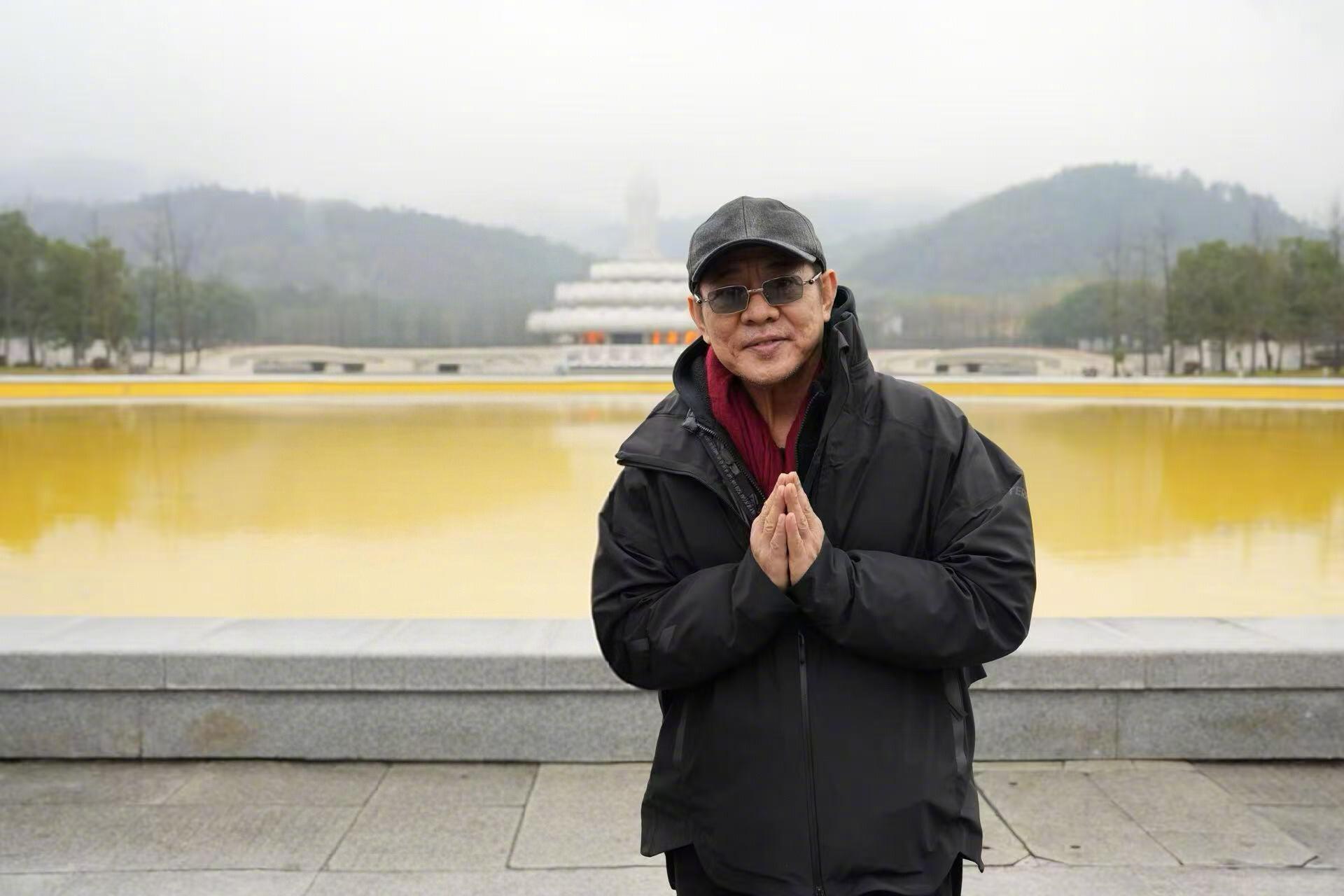 李连杰低调现身九华山今日初雪国际巨星李连杰现身九华山大愿文化园