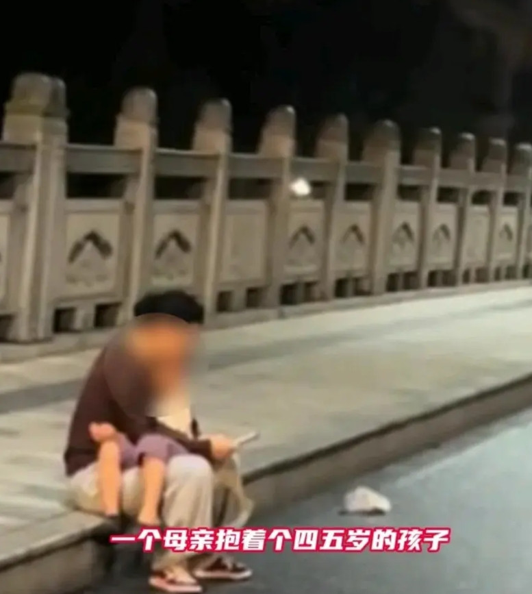 凌晨，男子看到一位母亲抱着孩子，坐在桥边的台阶上哭泣，男子没有上前打扰，而是选择