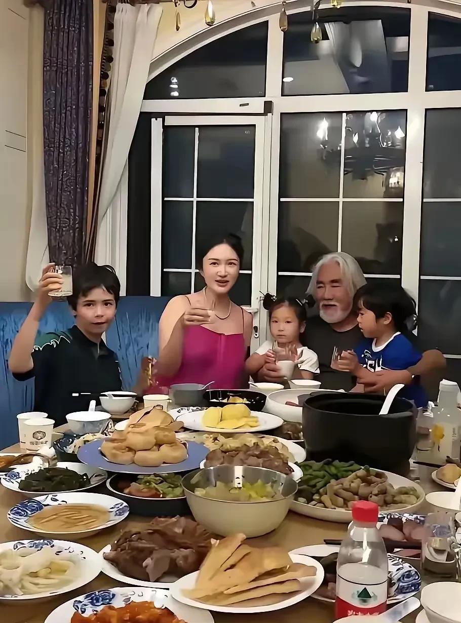 别看张纪中是大导演，养家的压力也很大。一对夫妻加三个孩子，但桌上摆满了菜，琳琅满