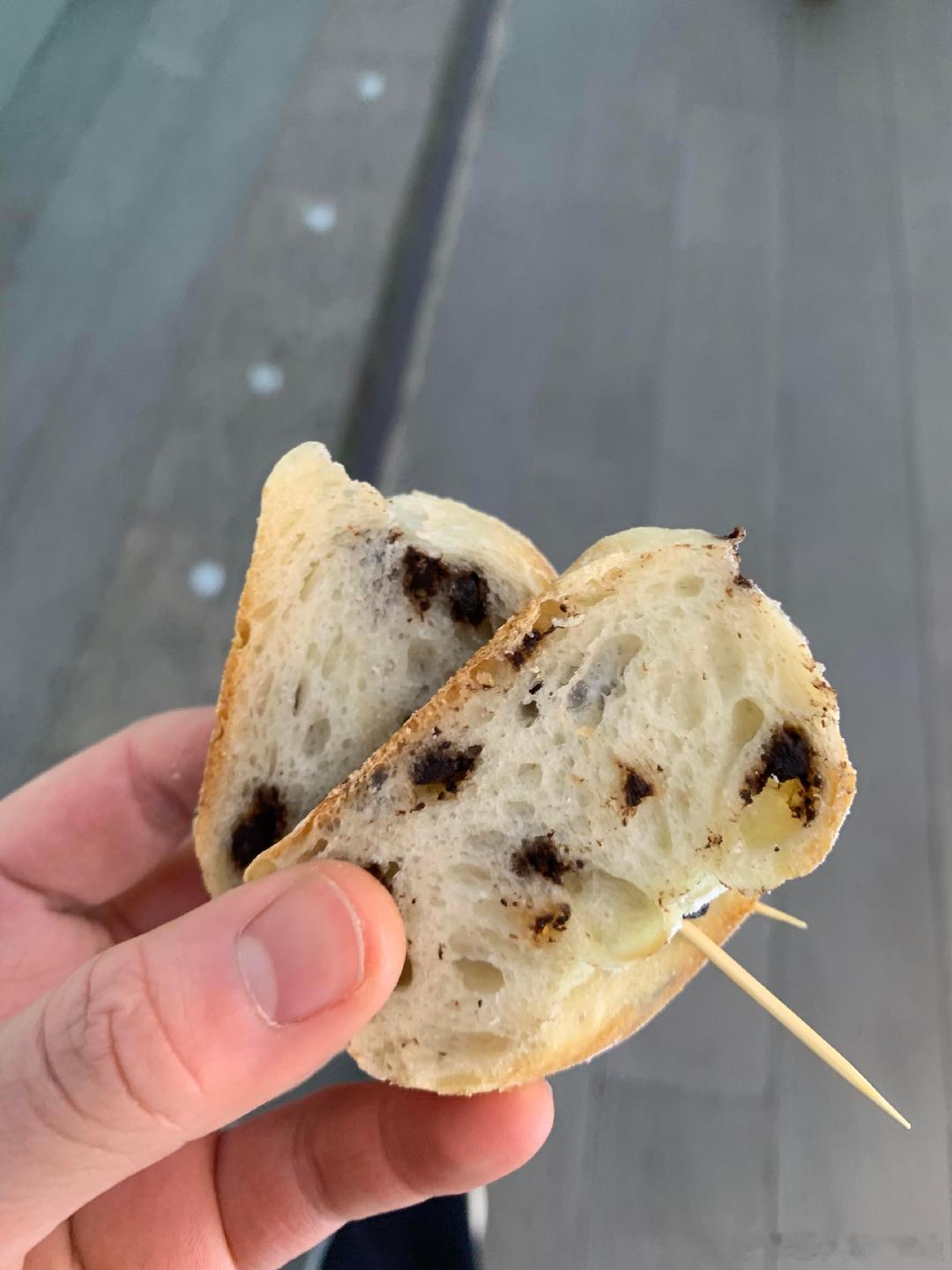 尝试过多份食物后被店员认出。