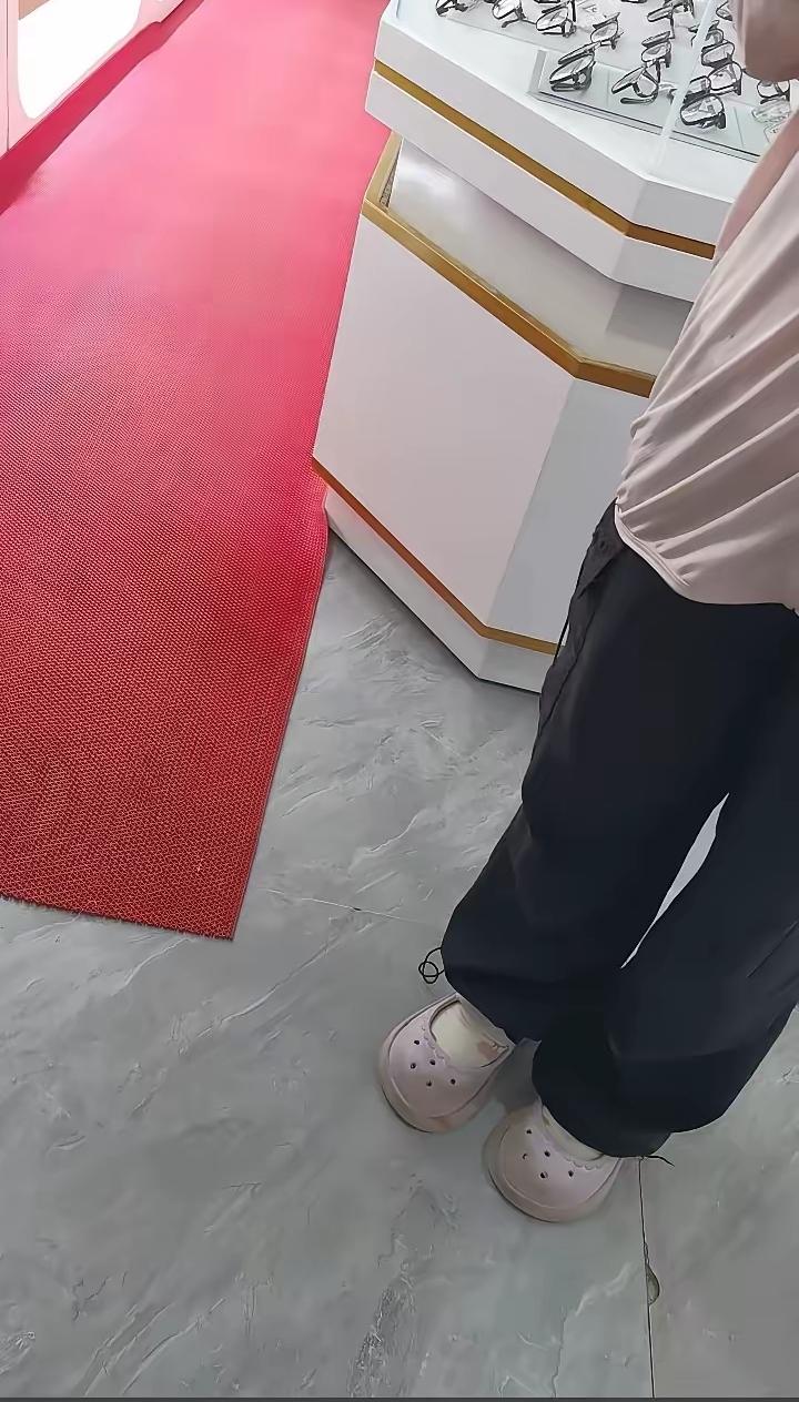 湖北黄冈那家眼镜店的故事，看完真的暖到心窝里！你能想到吗？一个穿褪色冲锋衣、脏洞
