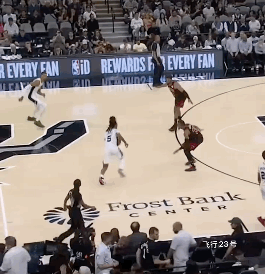 文班亚马也玩后撤步三分！文班亚马的后撤步三分，改写篮球维度的降维打击。这画面