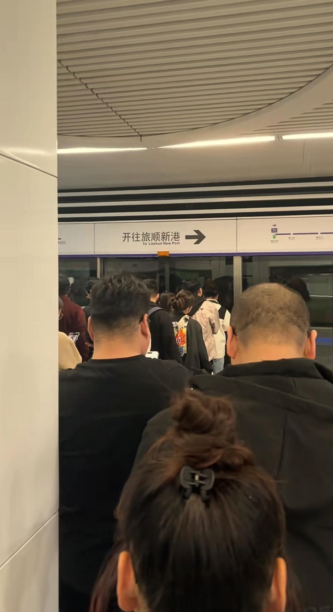 以前在大连坐地铁我感觉除了上下班时间，其它时间段都有座位，并不像沈阳地铁那样人山