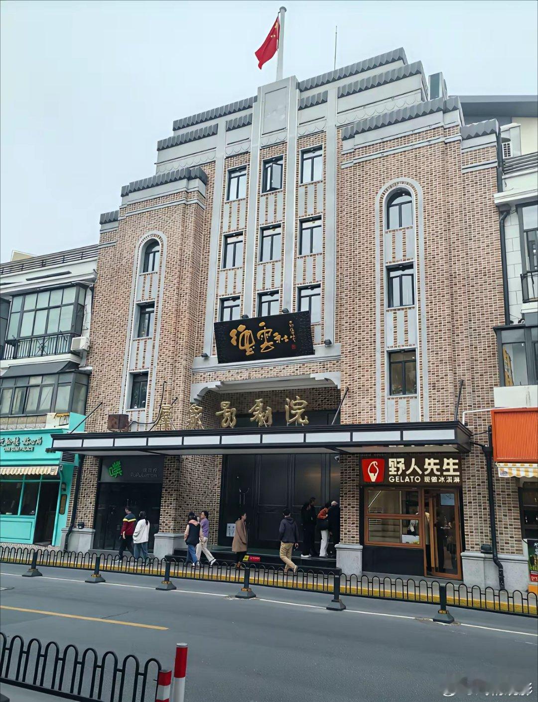 上海德云社开业不过一个月，开业时的热闹还犹在眼前，一下子就作鸟雀散了。大麦网上查