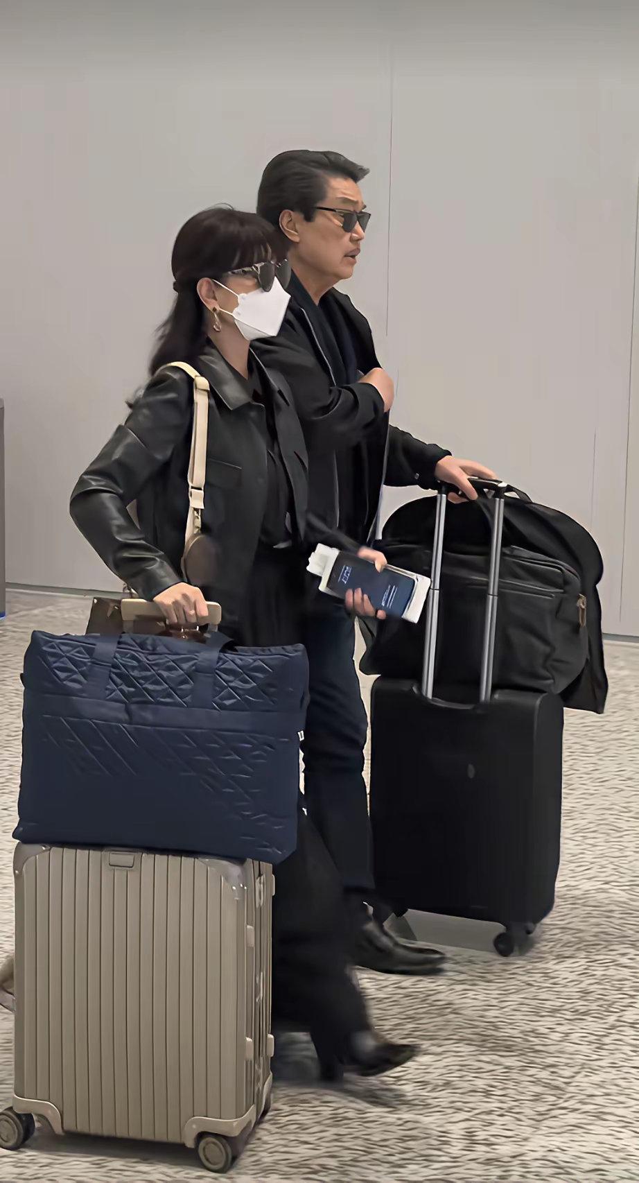 赵雅芝这状态，我直接看傻眼了！在杭州机场撞见她和老公黄锦燊，两人自己拖着行李