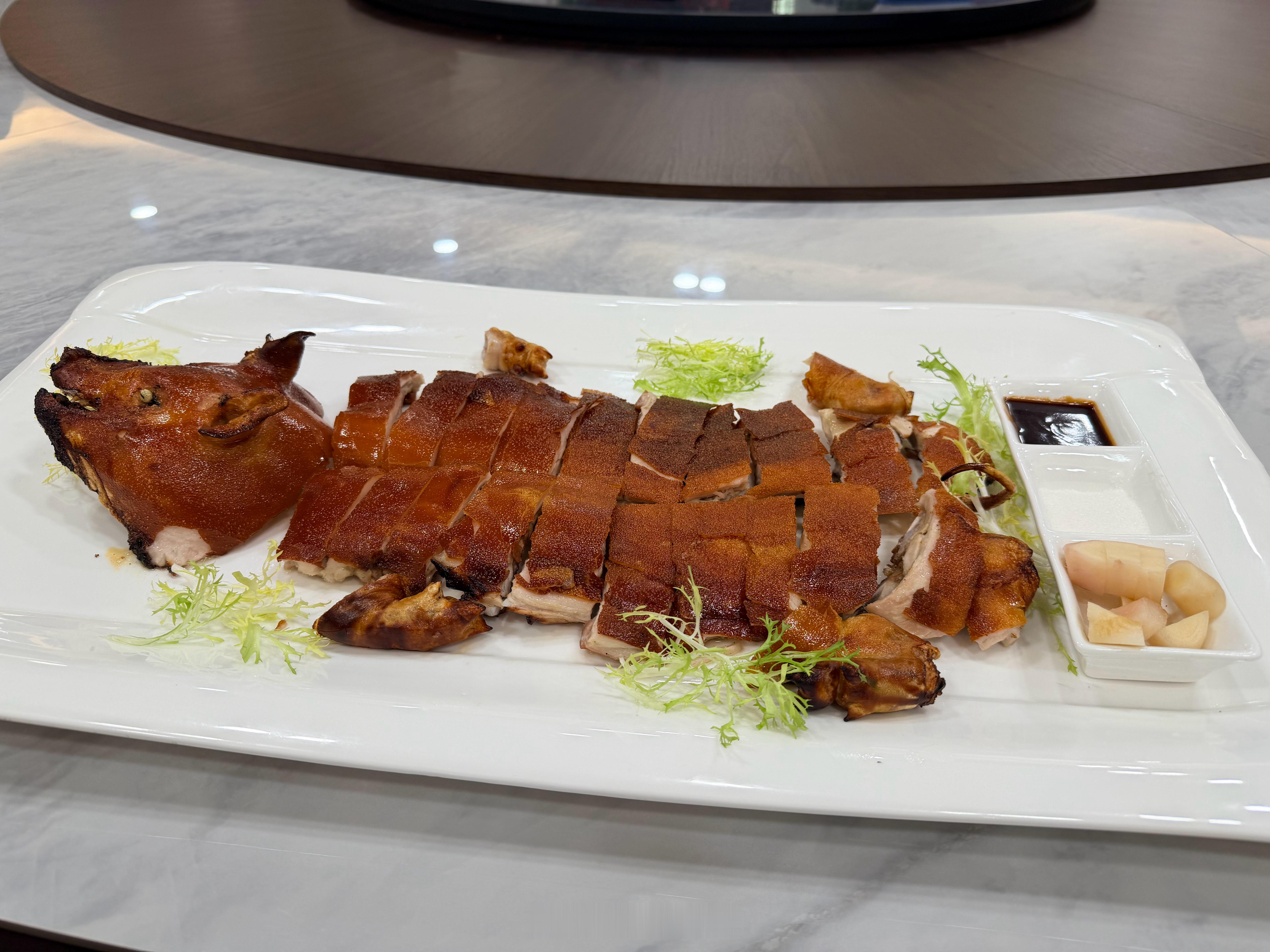 儿子喜欢吃烤鸭，今天来的飞机上，我跟他说晚上应该有烤乳猪，果不其然